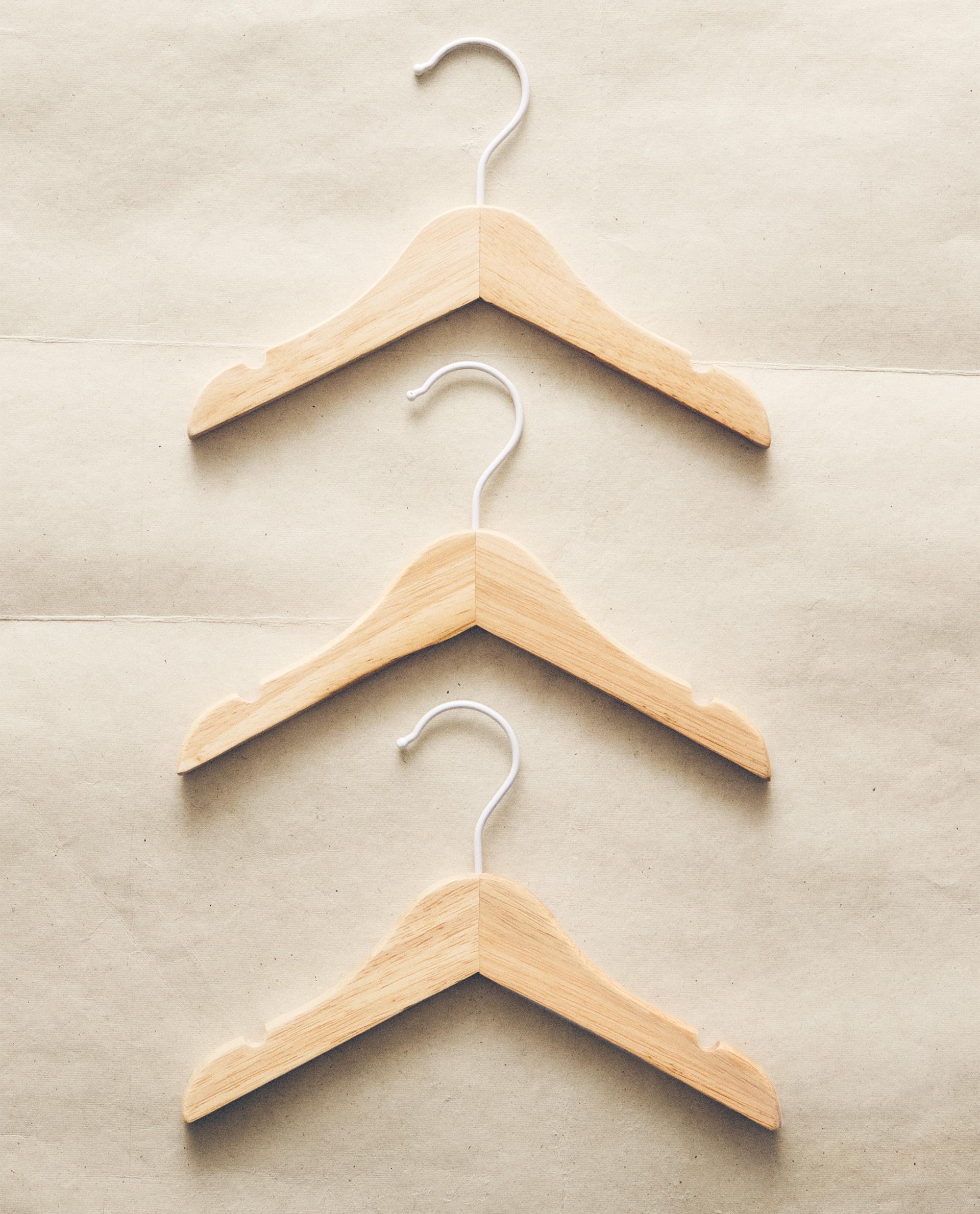 KIDS SET 3 PERCHAS CAMISA BEBÉ MADERA NATURAL