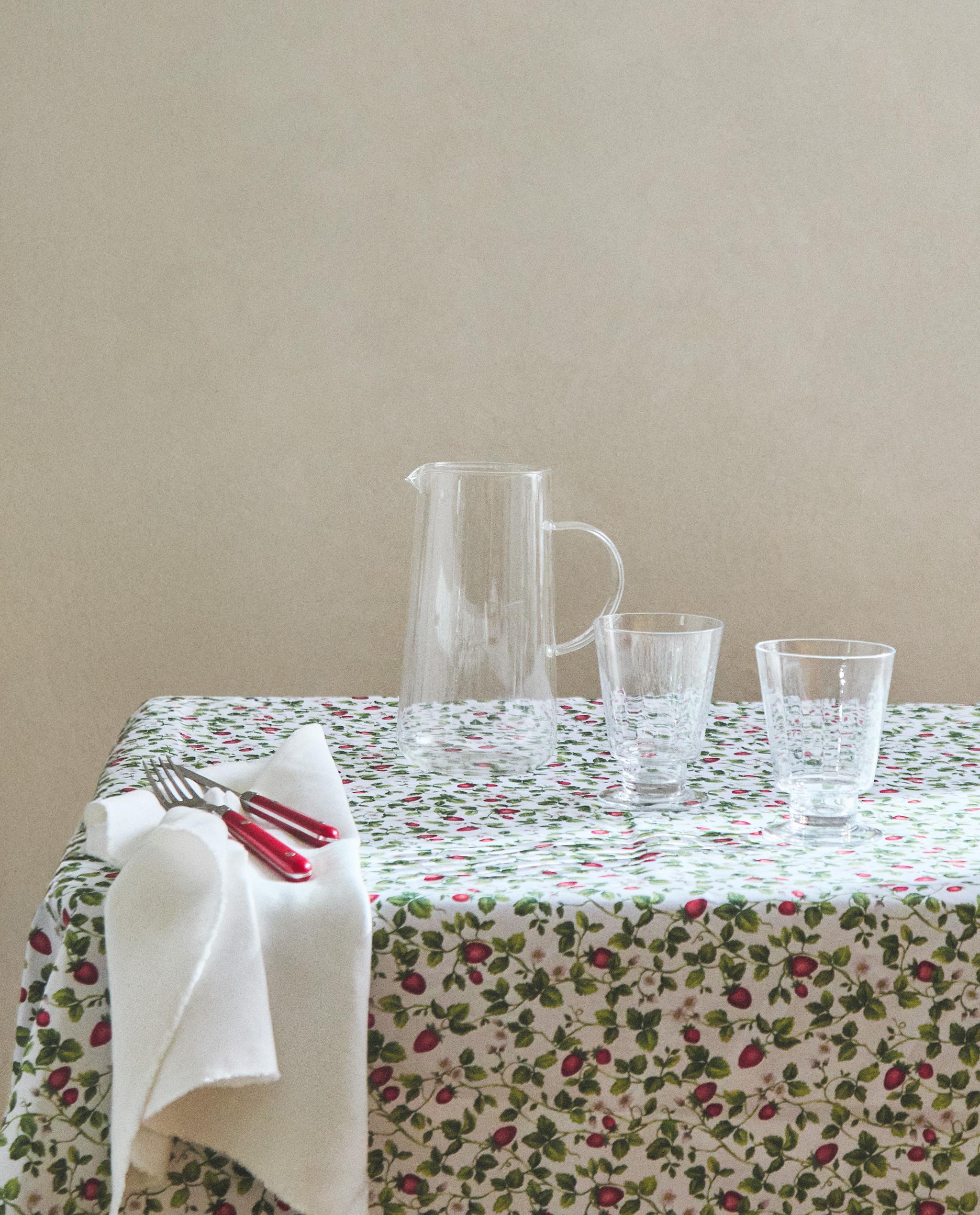 RESIN-COATED STRAWBERRY COTTON TABLECLOTH product thumbnail 8