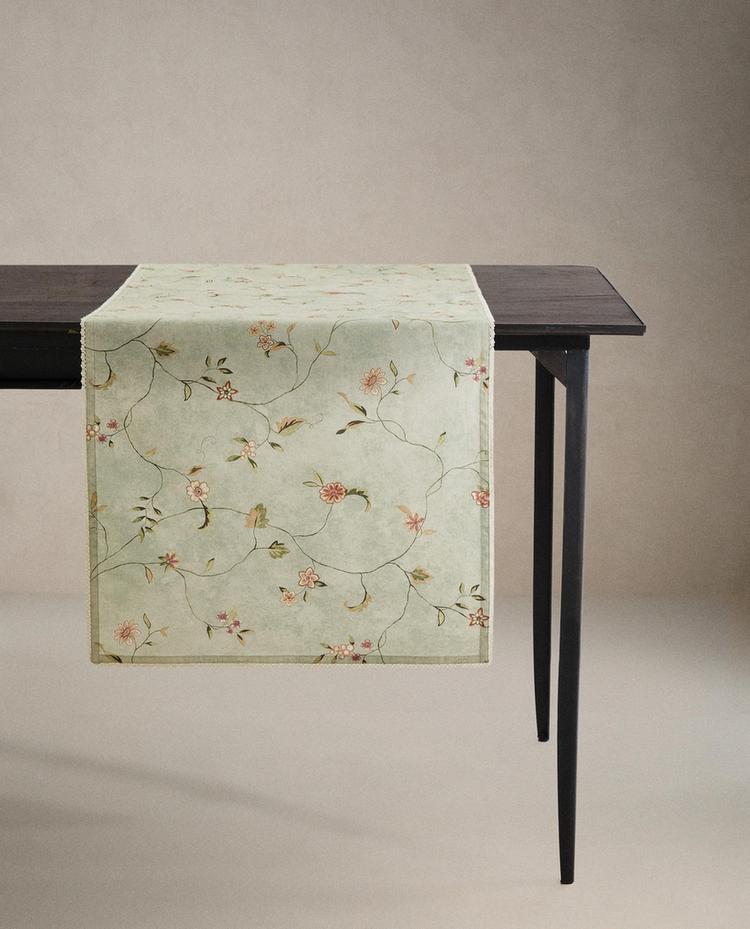 CAMINO DE MESA PRINT FLORAL Y PUNTILLA