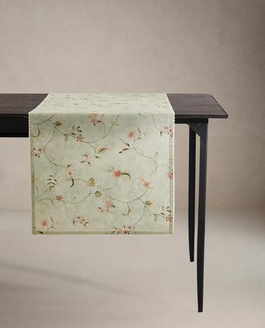 CAMINO DE MESA PRINT FLORAL Y PUNTILLA
