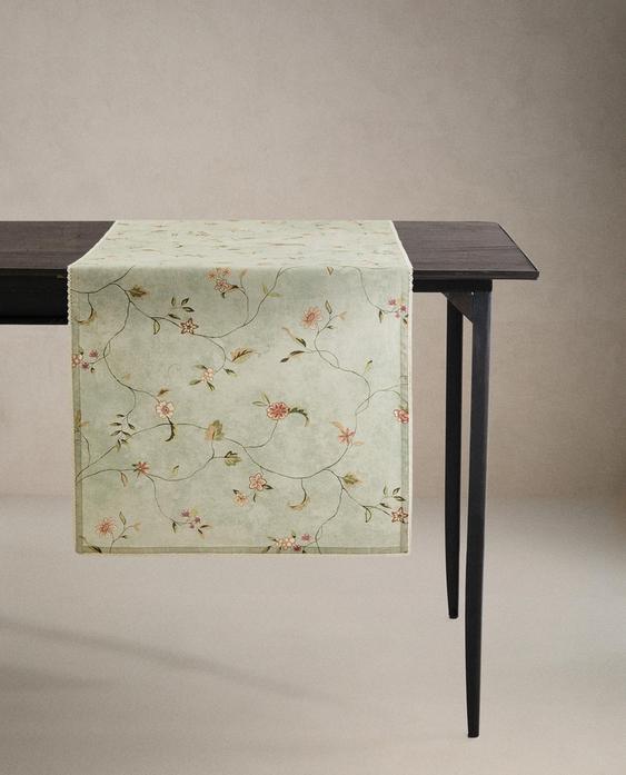 ŠTÓLA NA STÔL S KVETINOVOU POTLAČOU A ČIPKOU ŠTÓLA NA STÔL S KVETINOVOU POTLAČOU A ČIPKOU