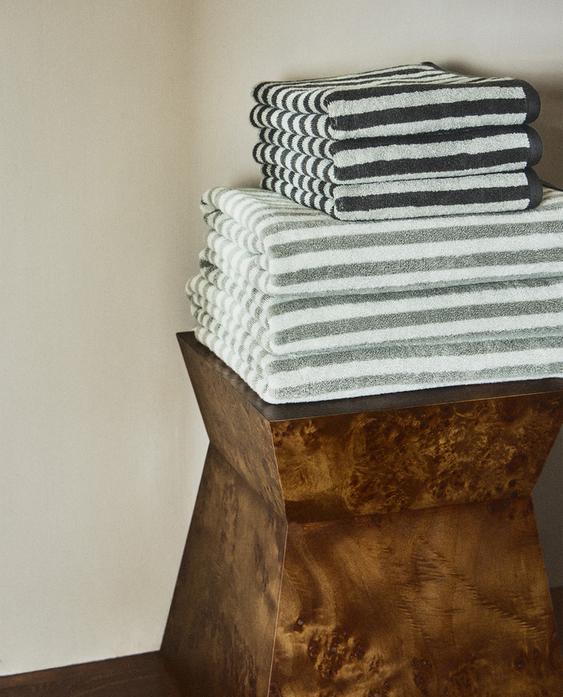 BATH TOWEL WITH COLOURED STRIPES