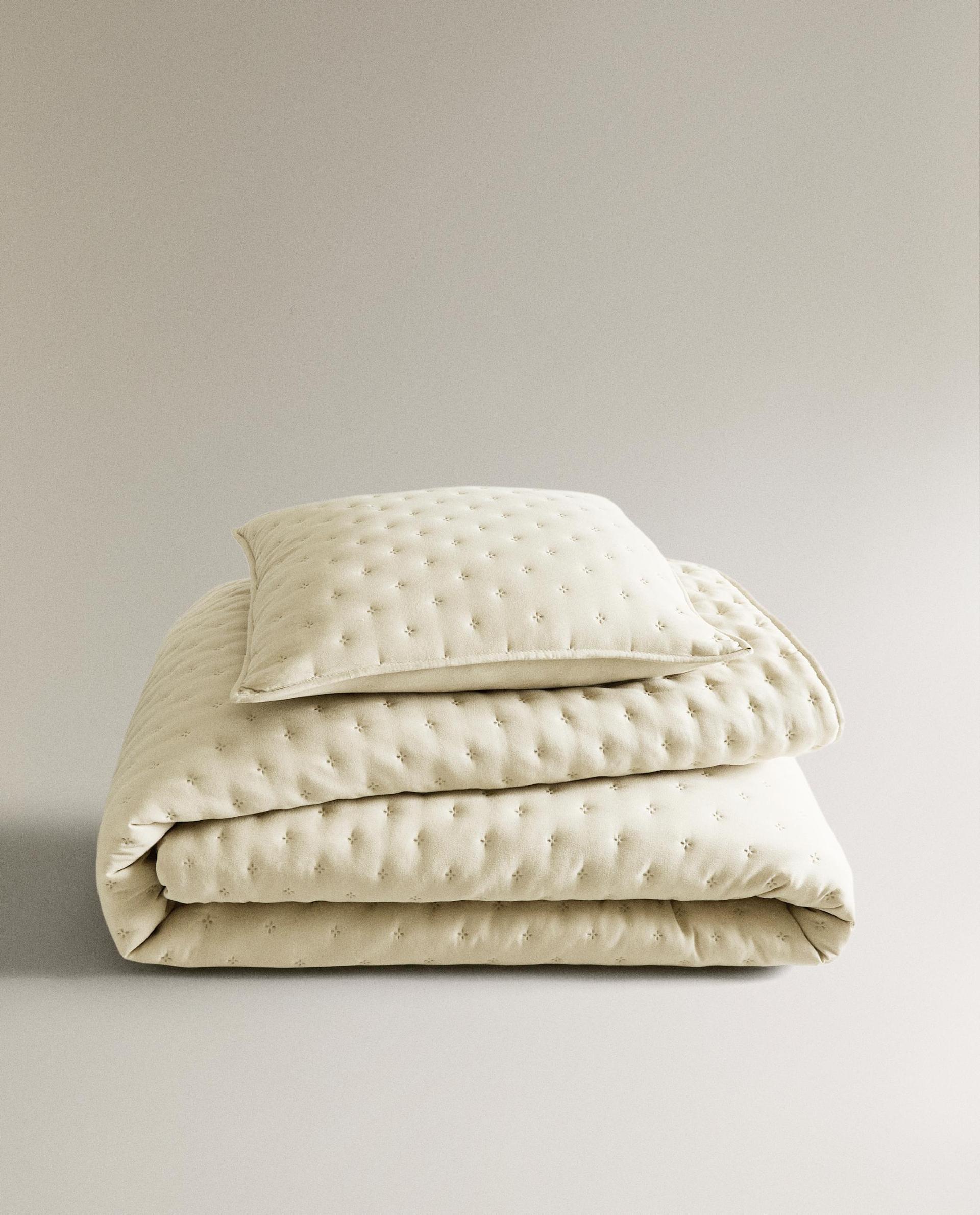 QUILTED BEDSPREAD WITH DOTS QUILTED BEDSPREAD WITH DOTS