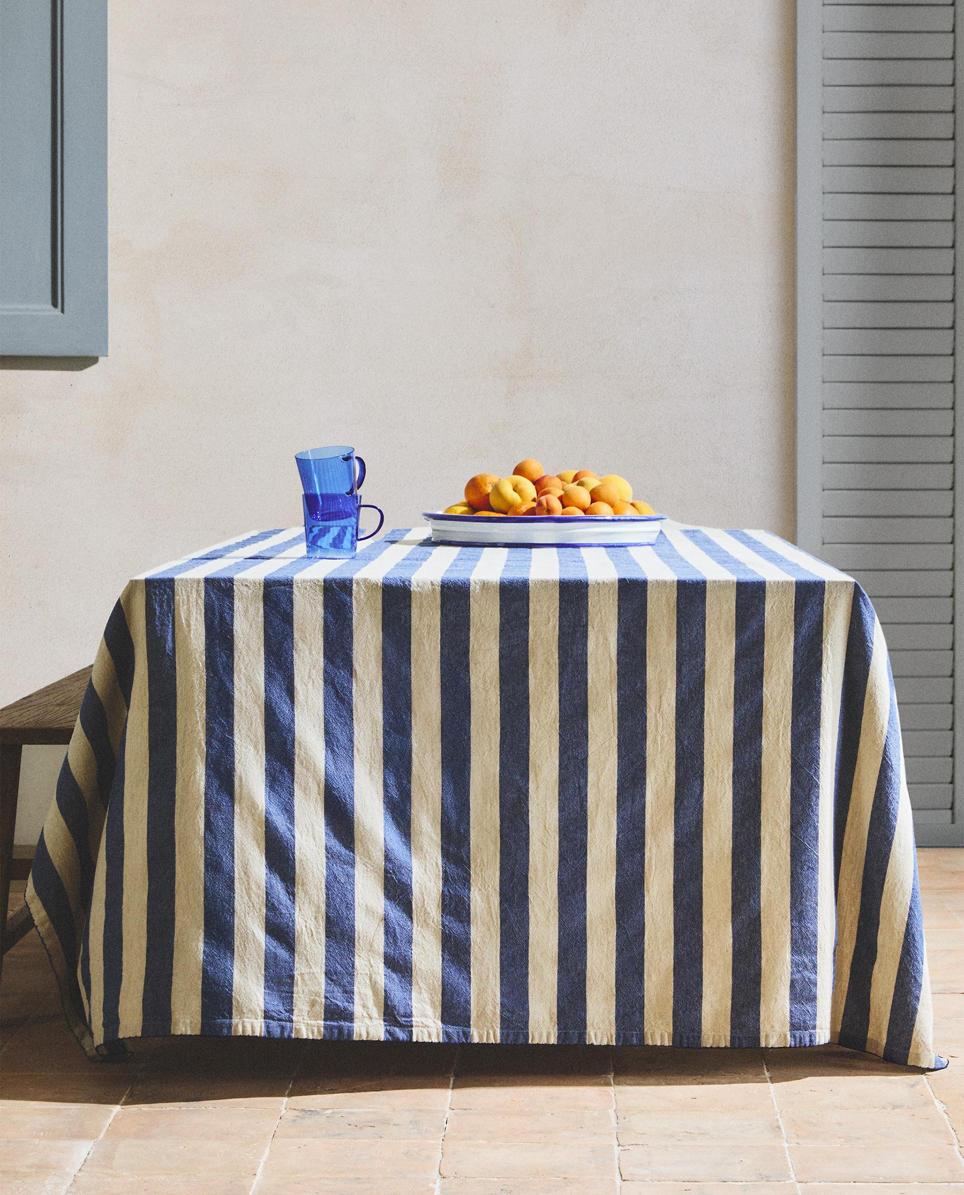 【ZARA HOME】大判テーブルクロス　青のフローラル柄　リネン＆コットン製 フローラルプリント テーブルクロス | Zara Home 日本/Japan