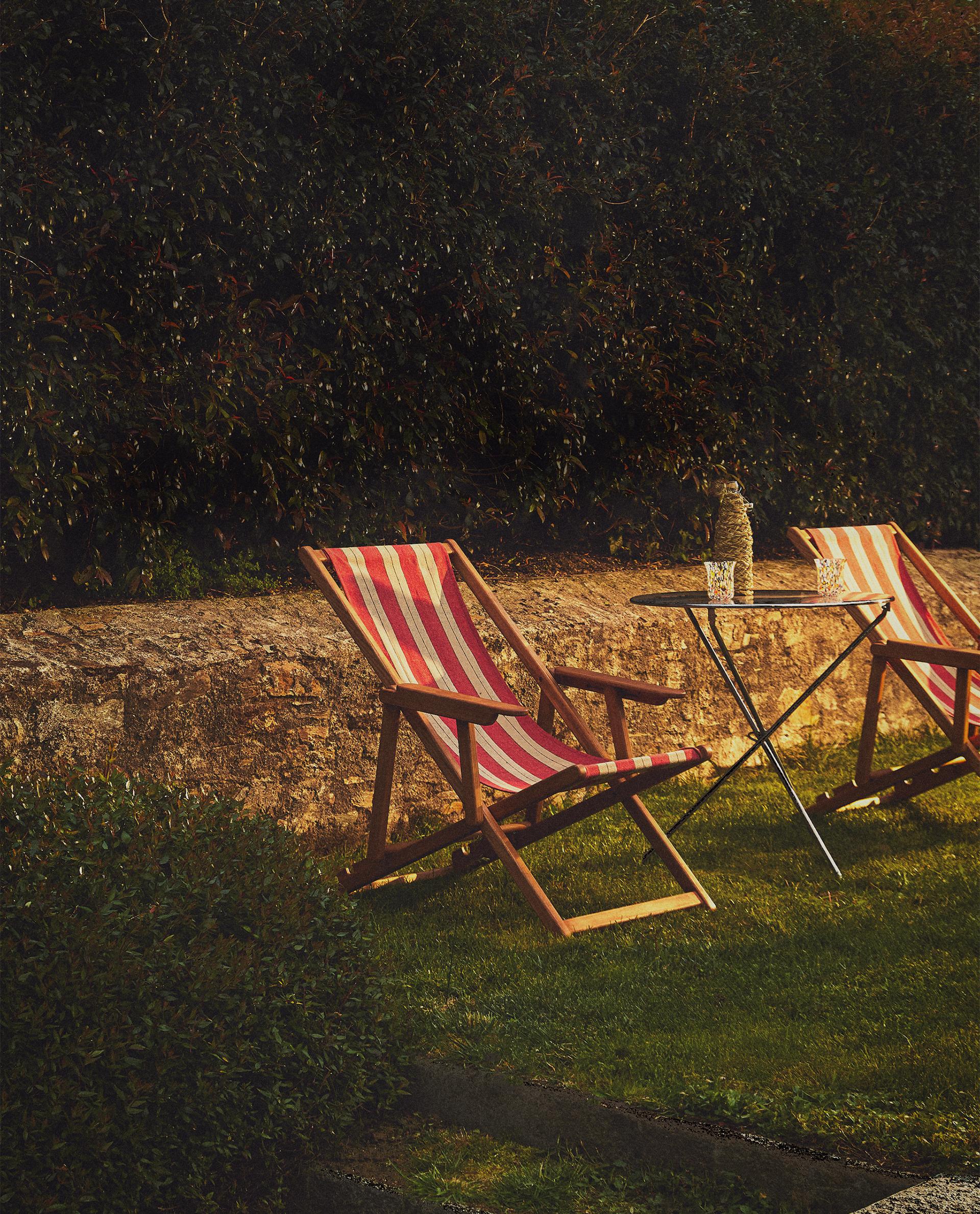 STRIPED FOLDING LOUNGE CHAIR