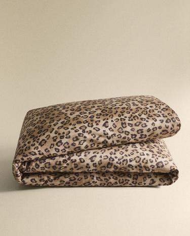 CAPA DE EDREDOM DE CETIM COM ESTAMPA ANIMAL PRINT