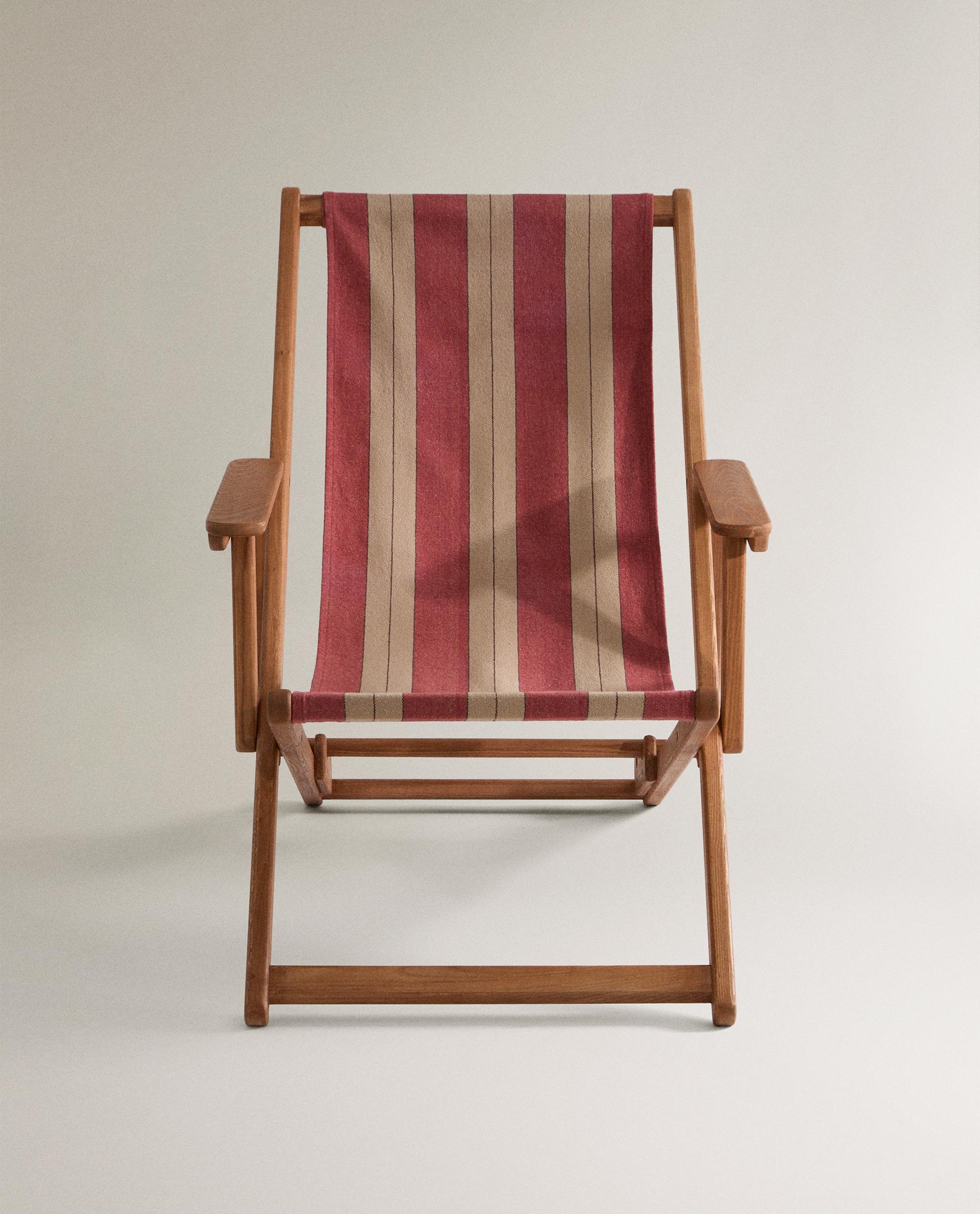 STRIPED FOLDING LOUNGE CHAIR