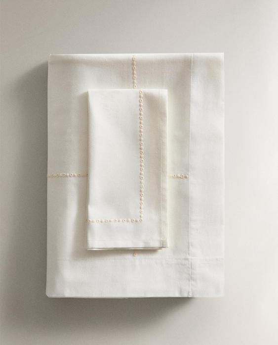 TOALHA DE MESA COM INSERÇÃO E BORDADO FLORAL