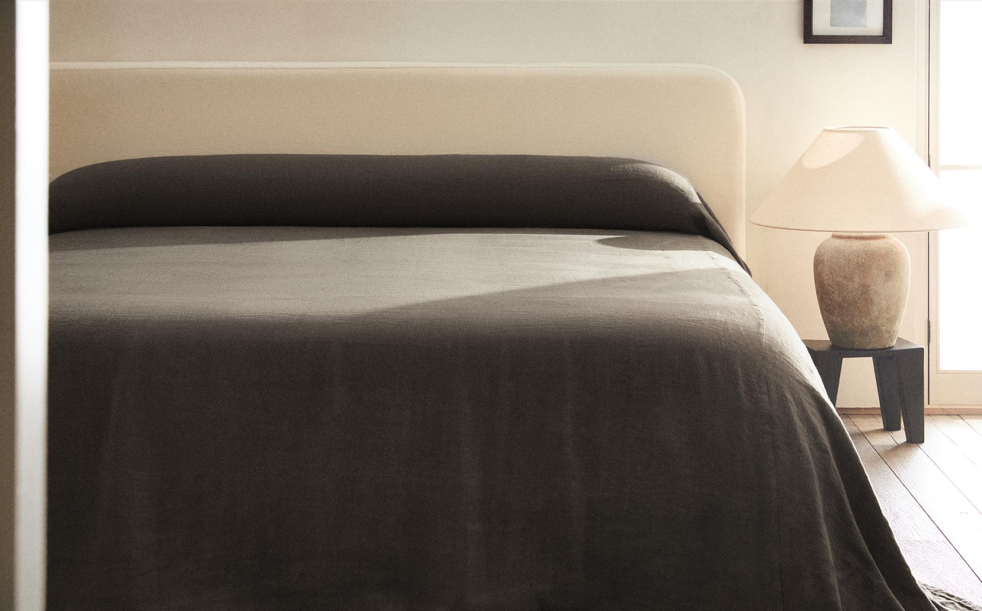 MĪKSTINĀTA LINA GULTAS PĀRKLĀJS (400 GXM²) MĪKSTINĀTA LINA GULTAS PĀRKLĀJS (400 GXM²)