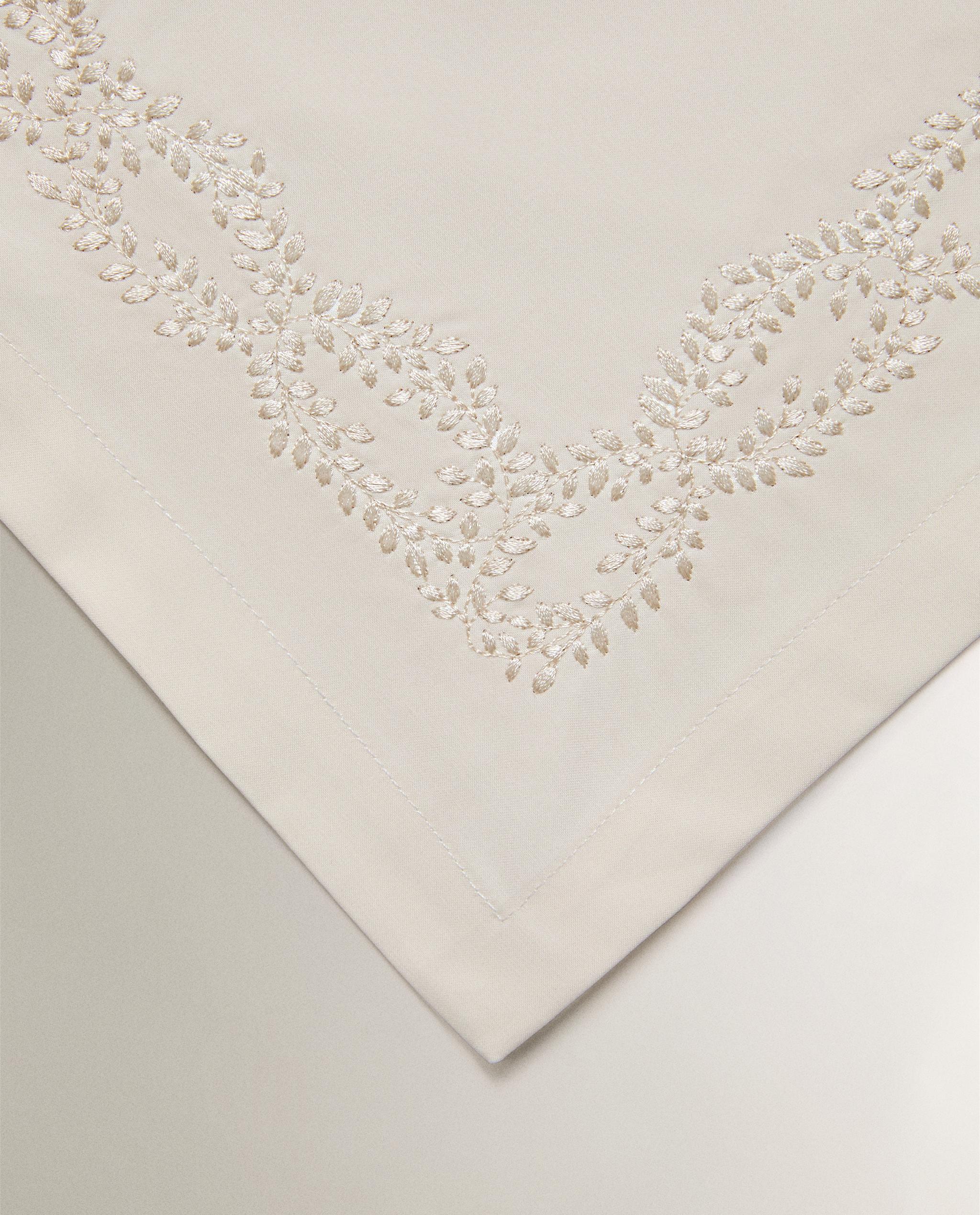 PLACEMAT WITH FLORAL EMBROIDERY product thumbnail 2