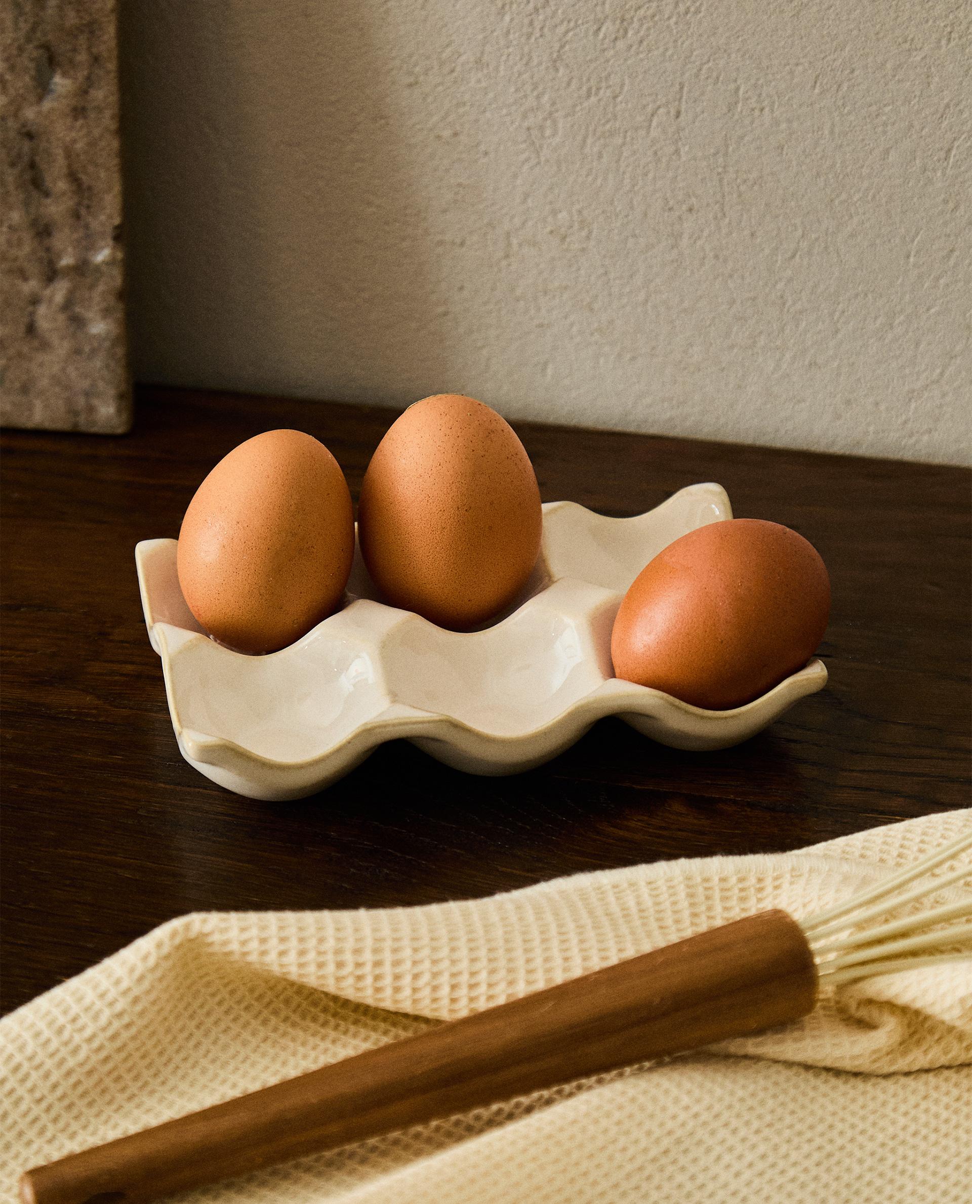 STONEWARE EGG CUP WITH CONTRAST RIM