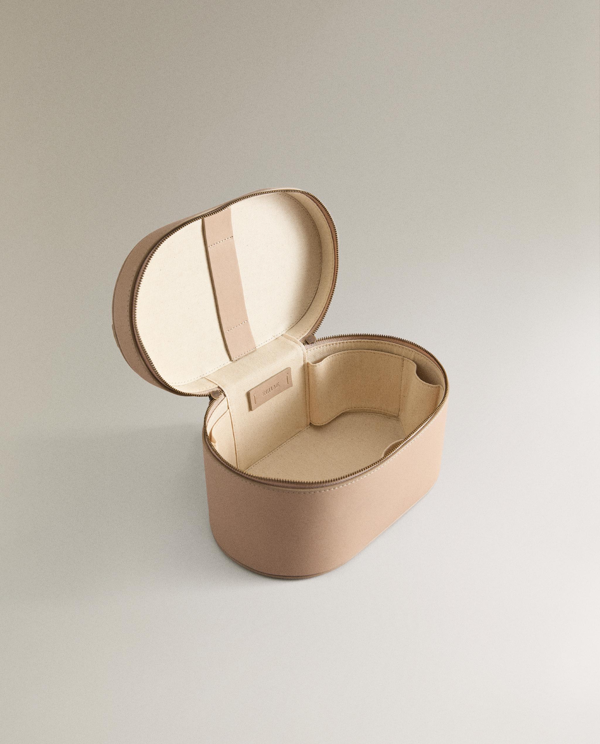 SMALL RIGID LEATHER TOILETRY BAG product thumbnail 3
