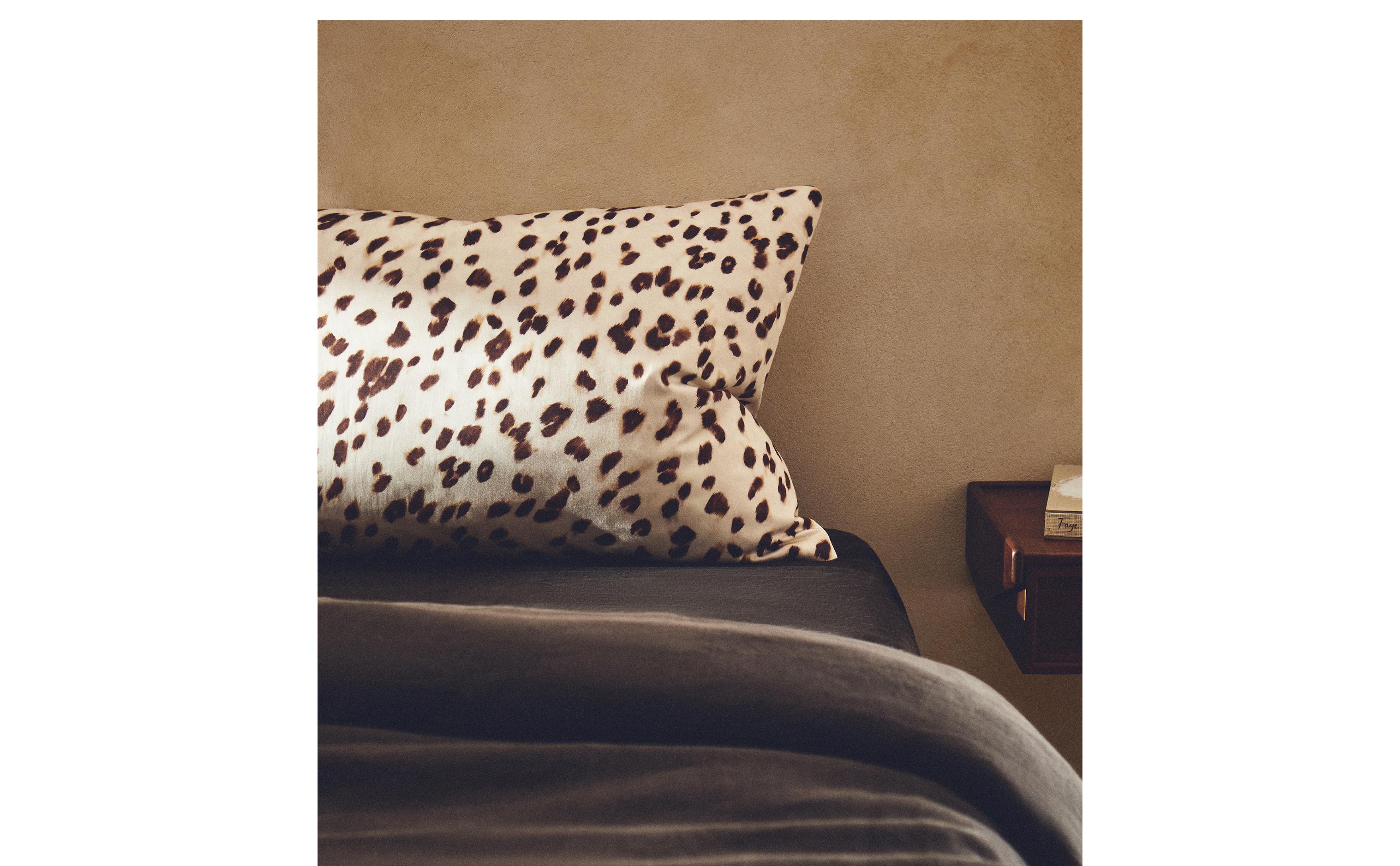 ANIMAL PRINT SATEEN PILLOWCASE