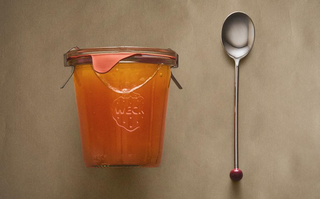 PLAT DE POSTRES DE PORCELLANA I CULLERETES D'ACER DETALL COLOR