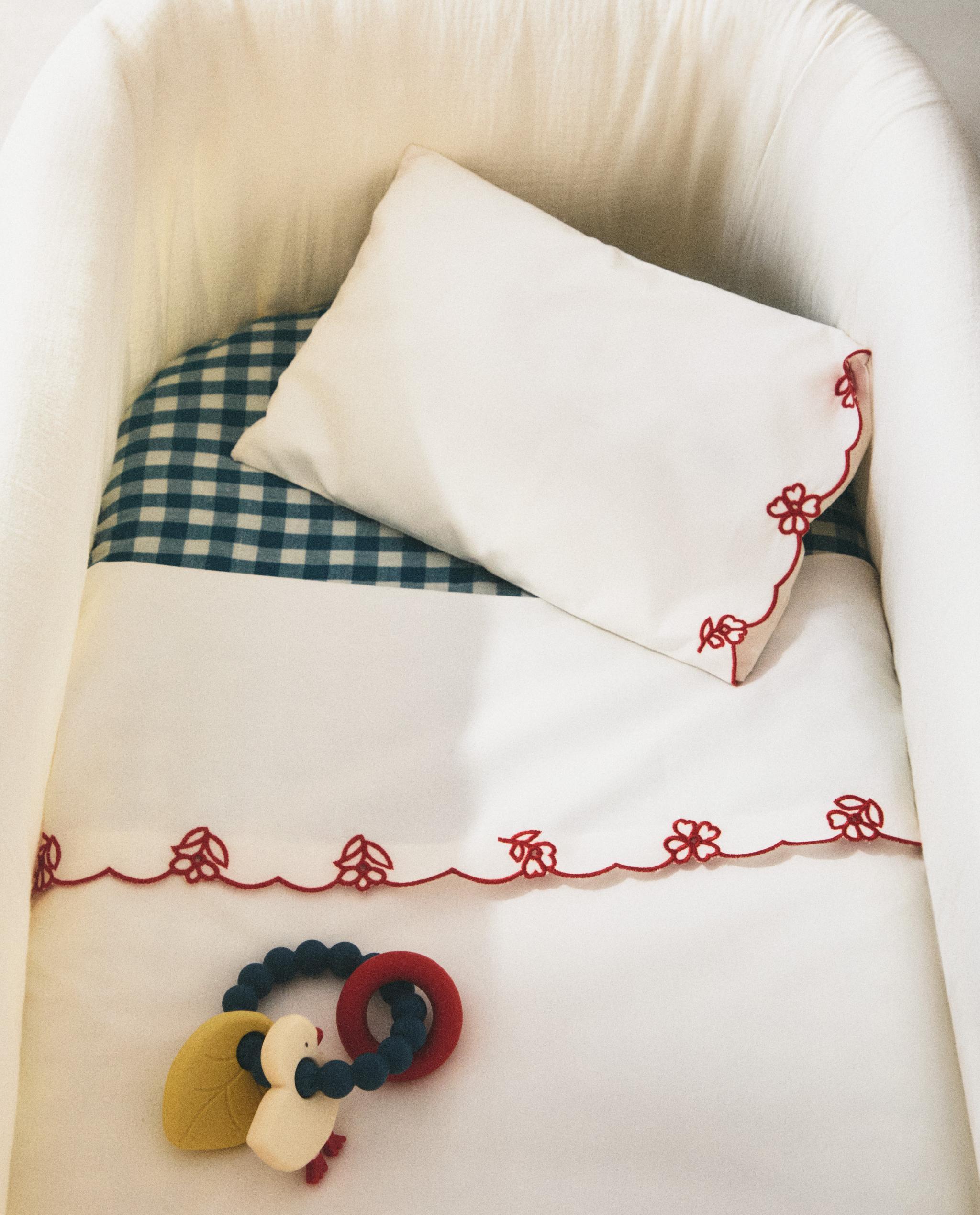 COT PILLOWCASE AND FLAT SHEET SET WITH EMBROIDERED FLOWERS product thumbnail 9