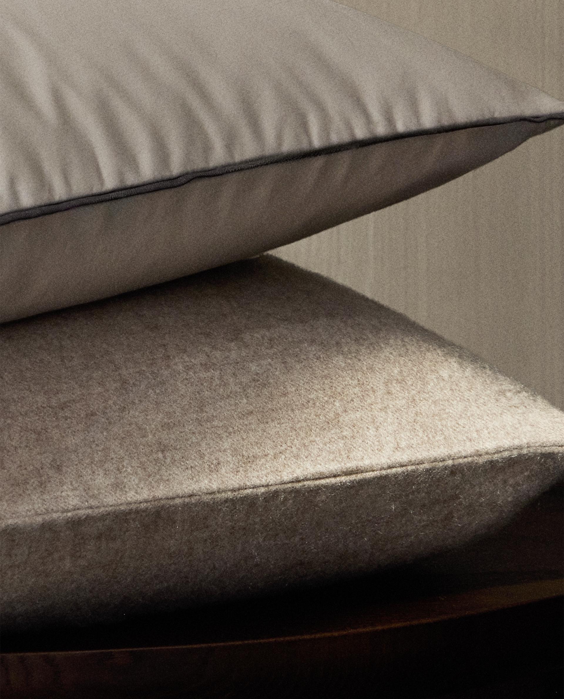 LINEN AND SATEEN CUSHION COVER WITH DOTS LINEN AND SATEEN CUSHION COVER WITH DOTS