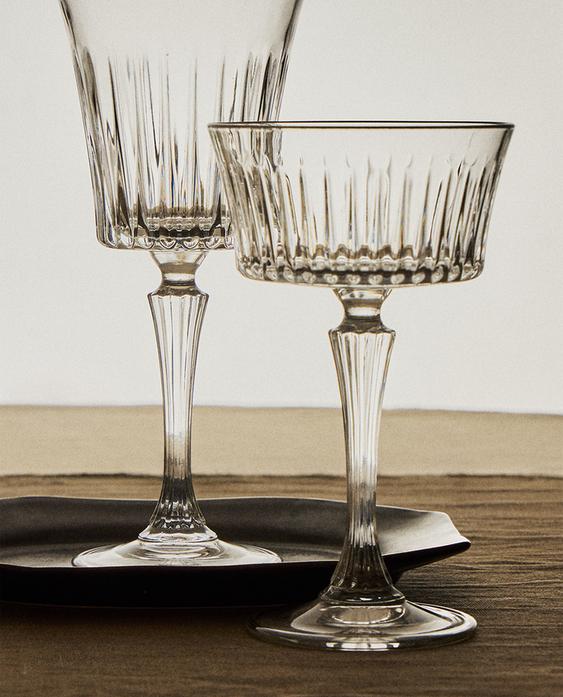 ENSEMBLE DE GOBELETS EN VERRE CRISTALLIN À RELIEF ENSEMBLE DE GOBELETS EN VERRE CRISTALLIN À RELIEF