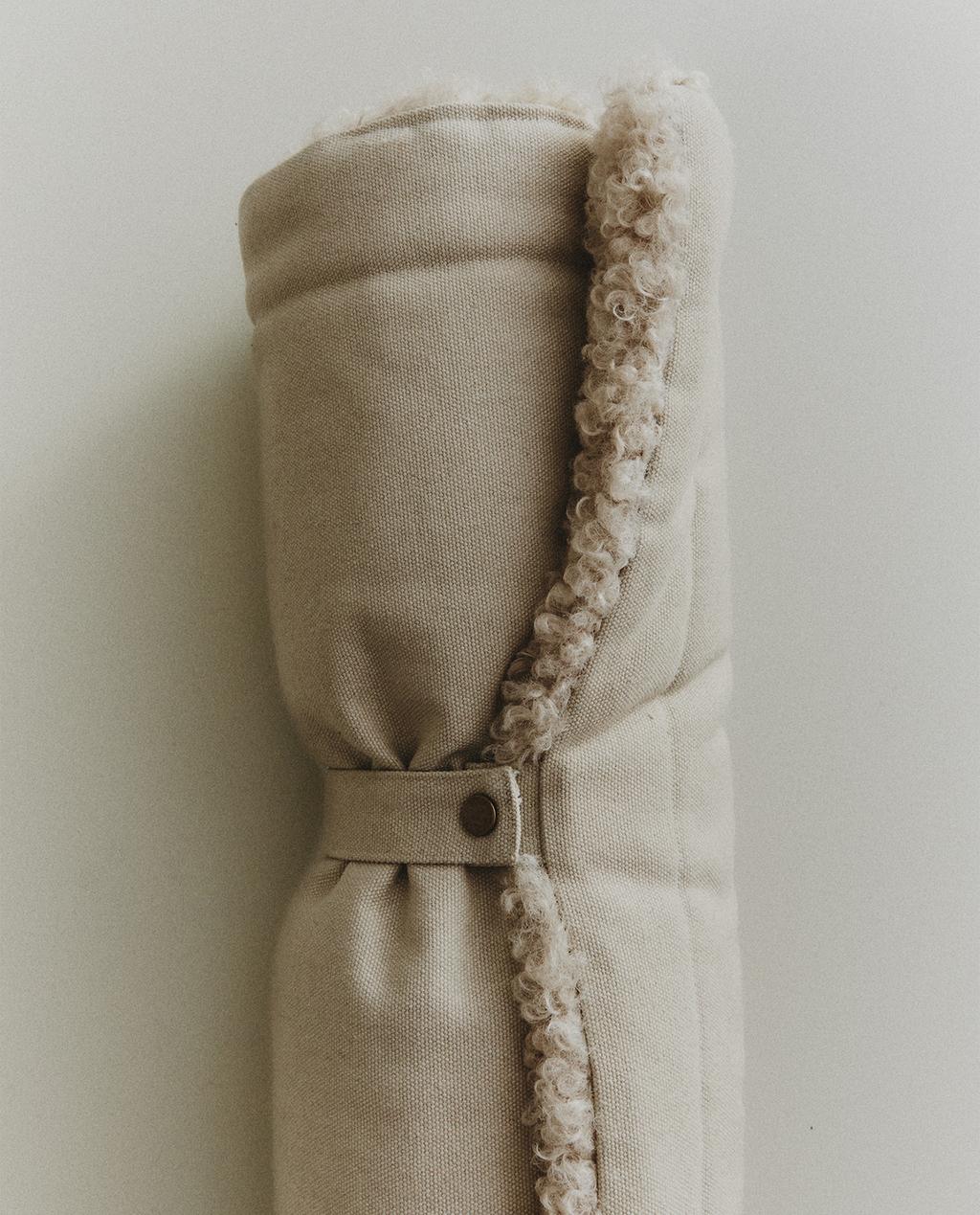 ROLL-UP FLOOR PET BLANKET