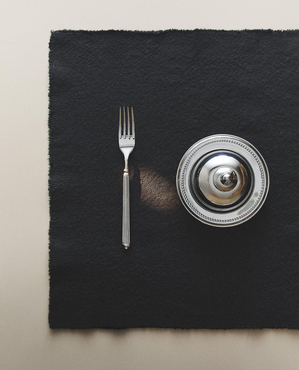 LANENI PODMETAČ ZA STOL S IZVUČENIM RESAMA NA RUBOVIMA