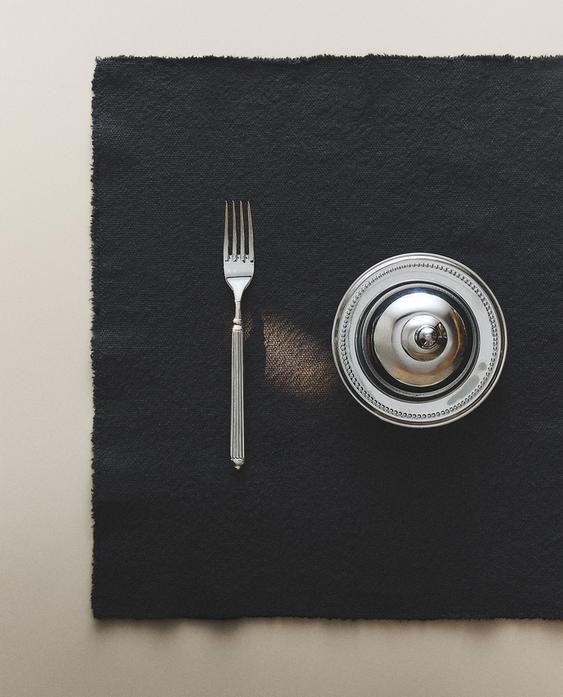 LINEN PLACEMAT WITH FRAYED EDGE LINEN PLACEMAT WITH FRAYED EDGE