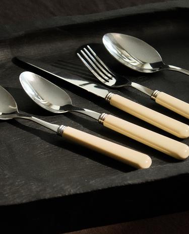 FLATWARE SET WITH HANDLE DETAIL