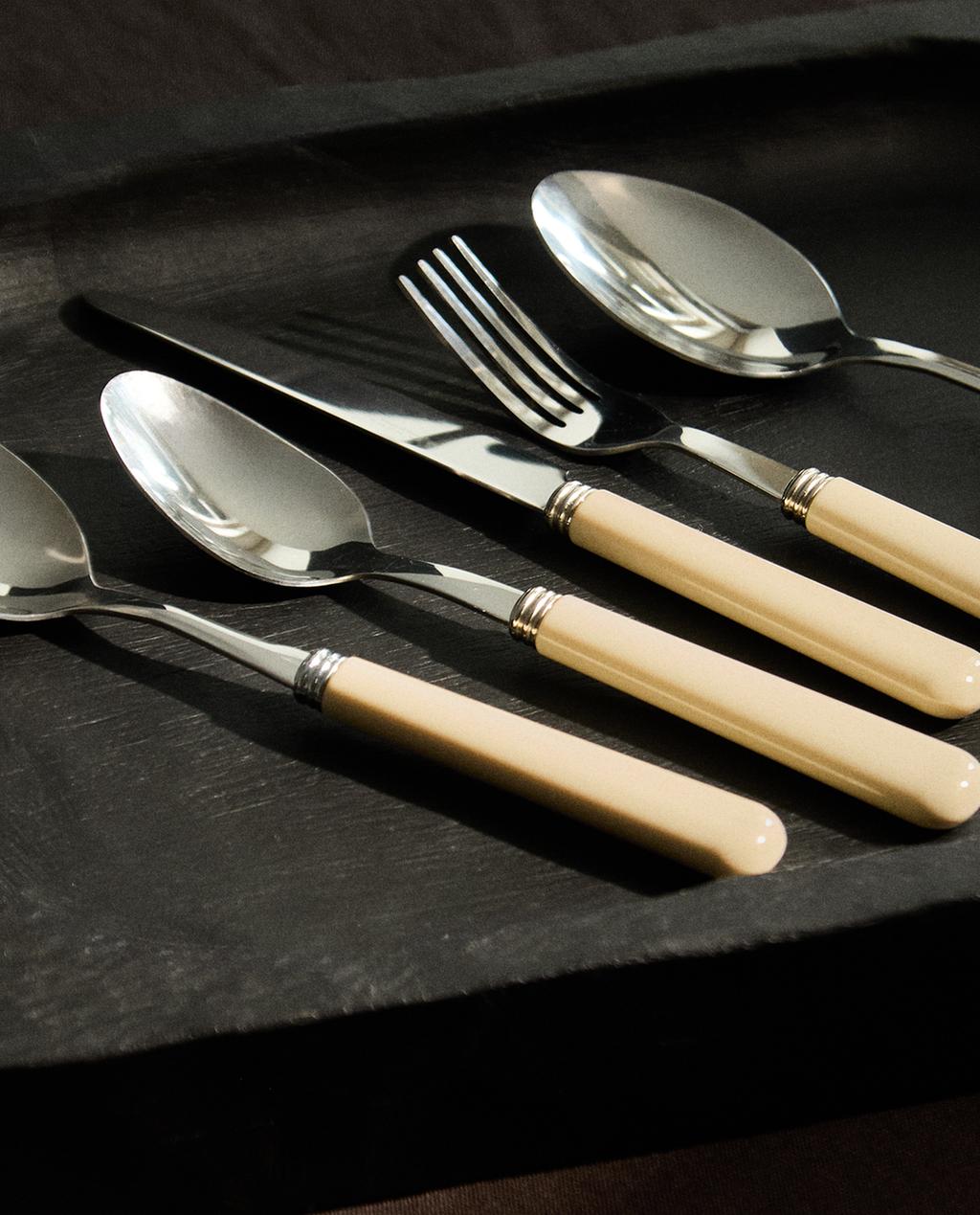 CUTLERY SET WITH HANDLE DETAIL