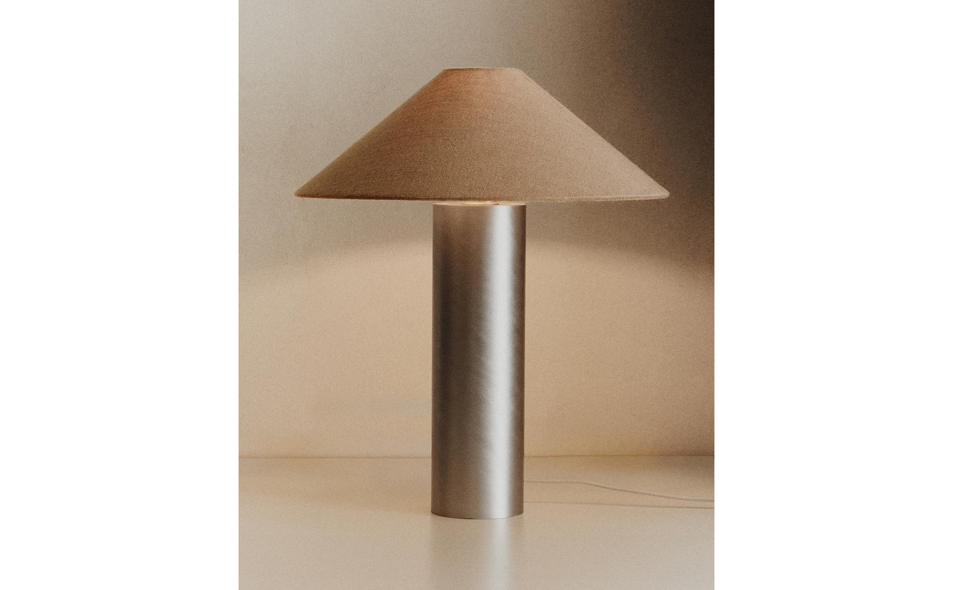 TABLE LAMP WITH METAL BASE TABLE LAMP WITH METAL BASE