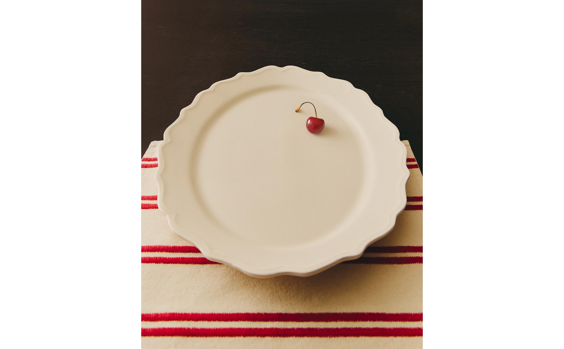 EARTHENWARE SERVING DISH WITH RAISED-DESIGN EDGE EARTHENWARE SERVING DISH WITH RAISED-DESIGN EDGE