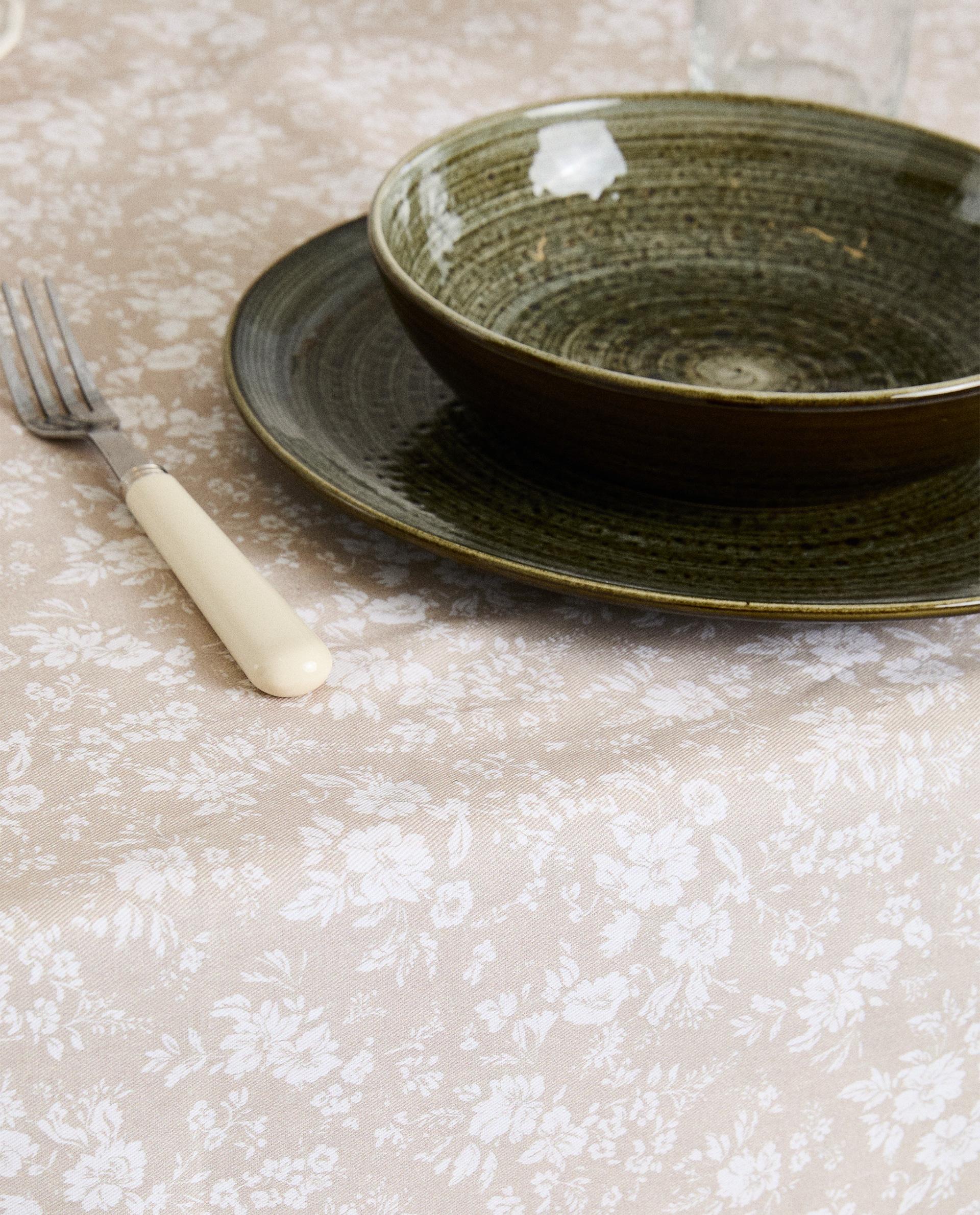 RESIN FLORAL PRINT TABLECLOTH