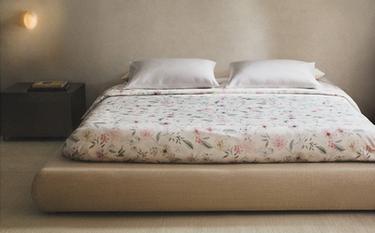 BETTBEZUG AUS SATIN MIT BLUMENMUSTER