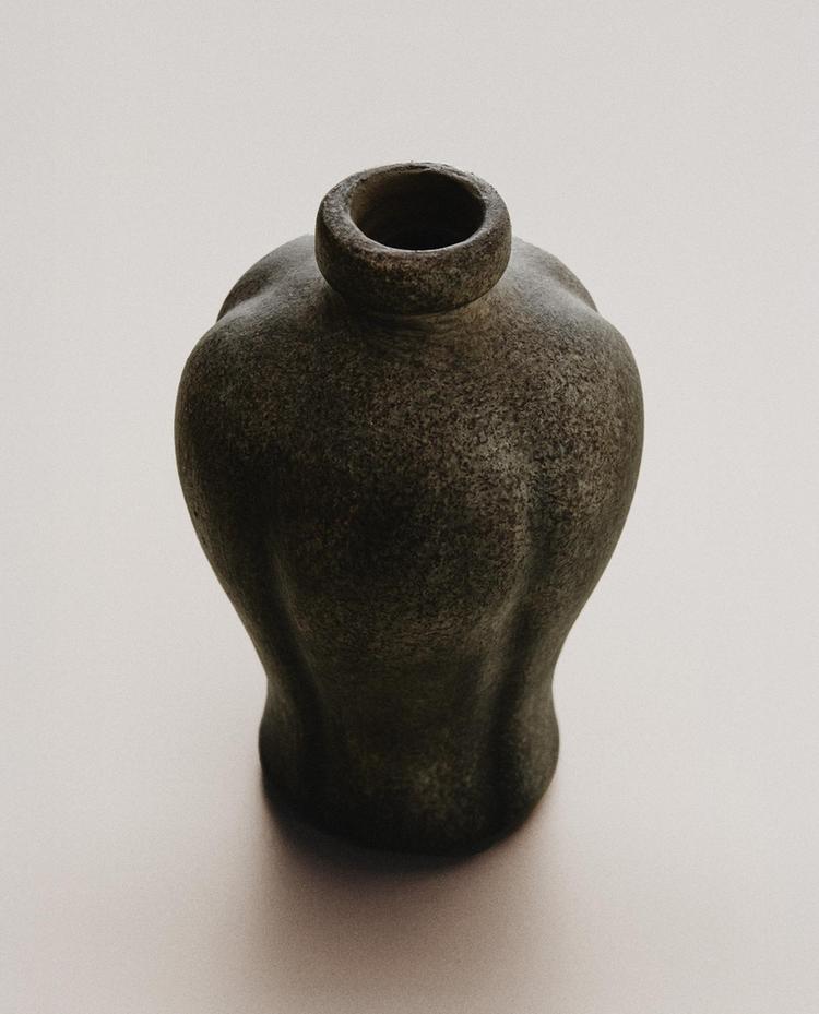 UNIFORM TERRACOTTA VASE UNIFORM TERRACOTTA VASE