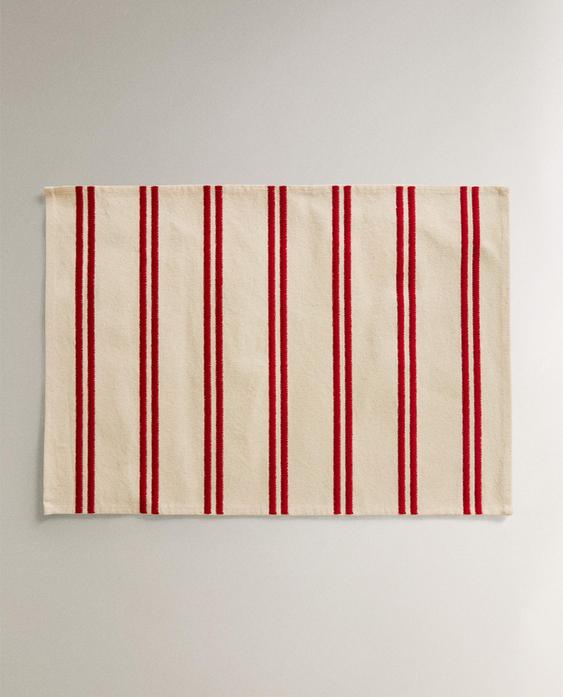 TISCHSET MIT DOPPELTER STICKEREI TISCHSET MIT DOPPELTER STICKEREI