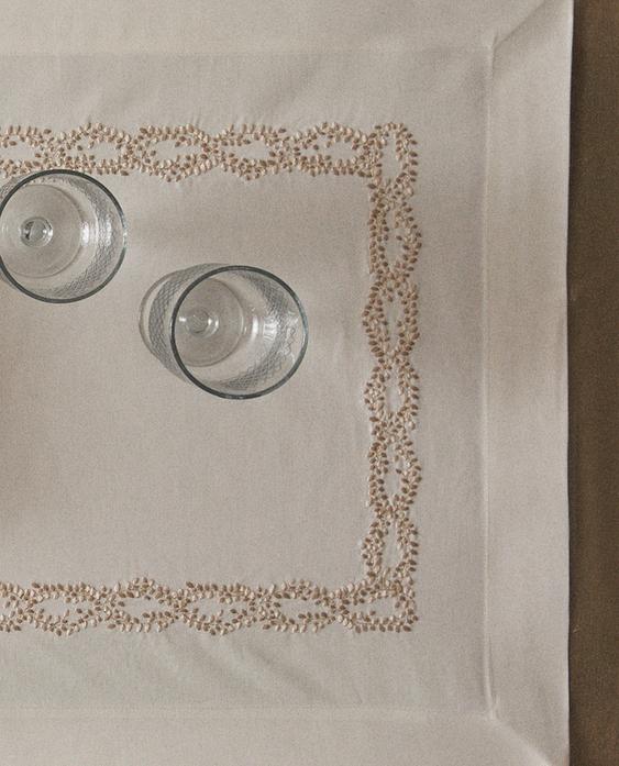 CHEMIN DE TABLE SATIN BRODÉ