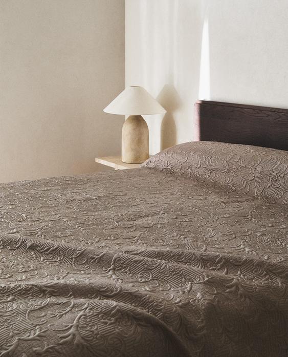 QUILT WITH RAISED DESIGN QUILT WITH RAISED DESIGN