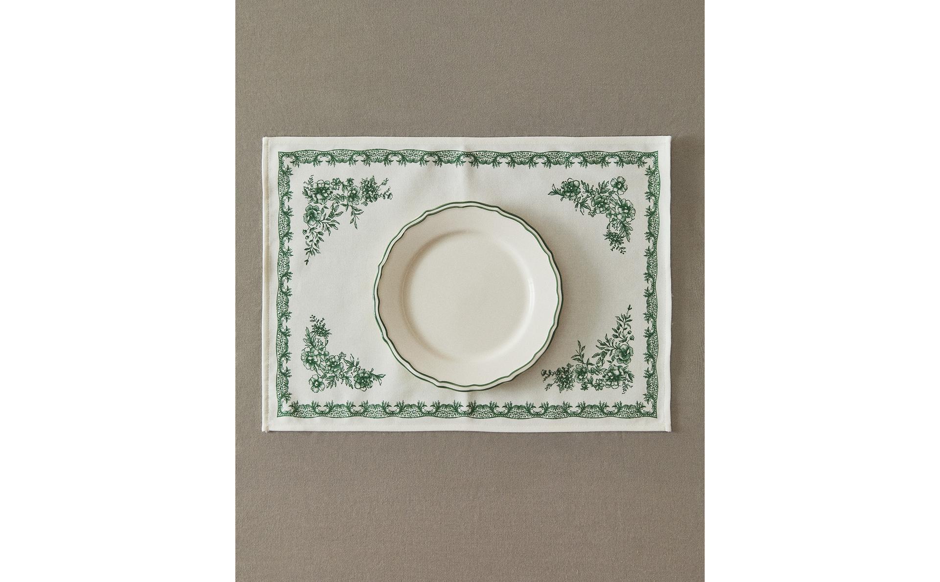 SET DE TABLE EN SATIN IMPRIMÉ SET DE TABLE EN SATIN IMPRIMÉ