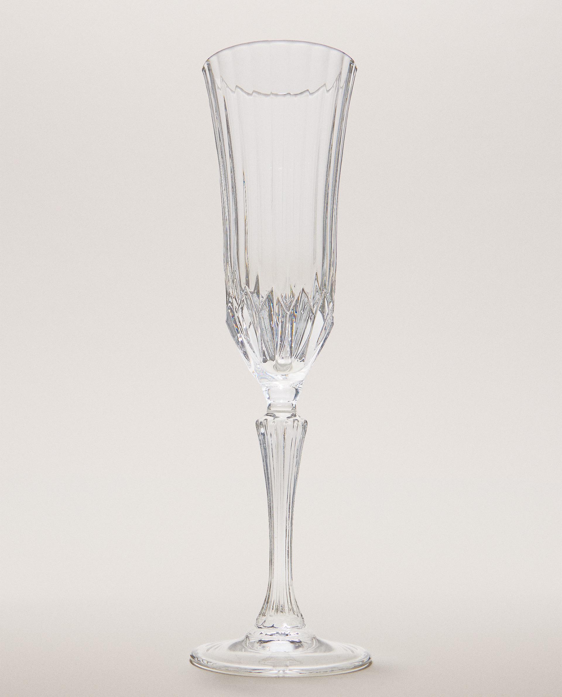 ČAŠA IZ KRISTALINA Z VGRAVIRANIM UČINKOM ČAŠA IZ KRISTALINA Z VGRAVIRANIM UČINKOM