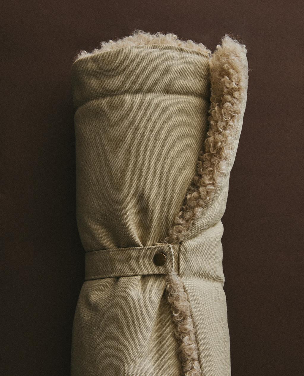 GULVTÆPPE TIL KÆLEDYR, DER KAN RULLES SAMMEN