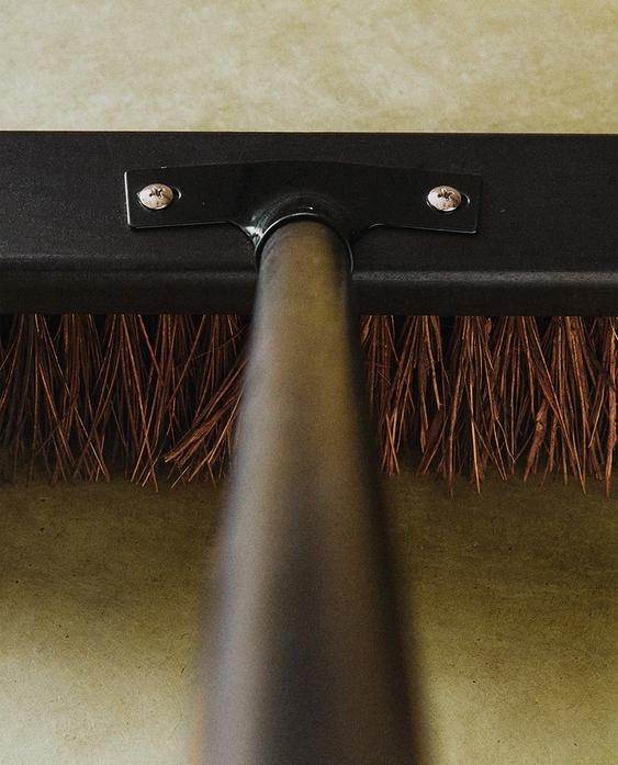 GARDEN BROOM WITH WOODEN HANDLE GARDEN BROOM WITH WOODEN HANDLE