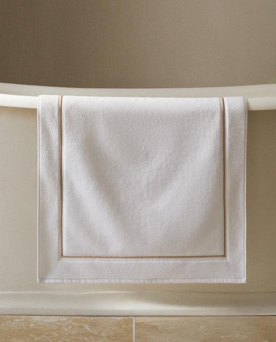 BATH MAT WITH TRIM BATH MAT WITH TRIM