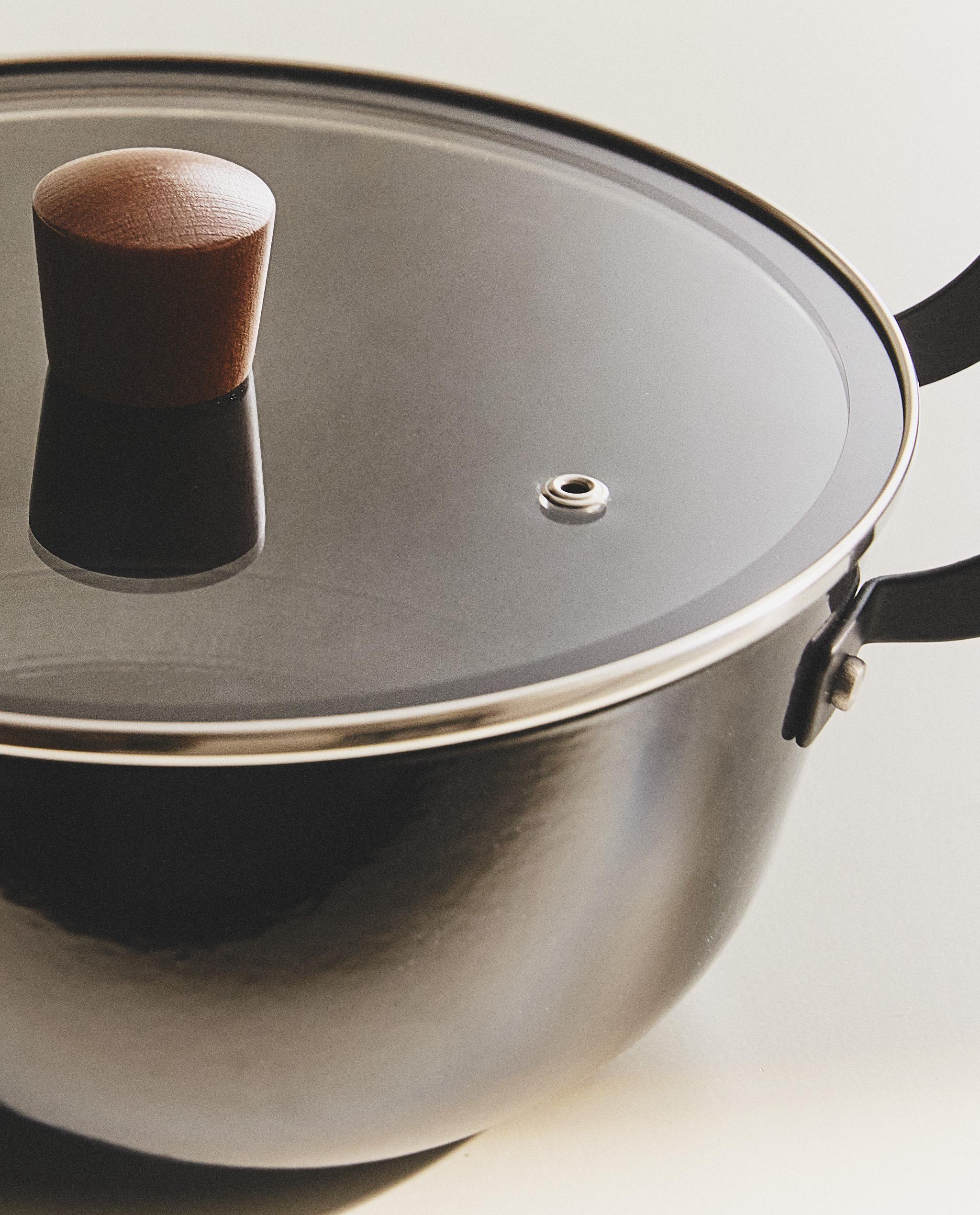 IRON POT WITH LID product thumbnail 9