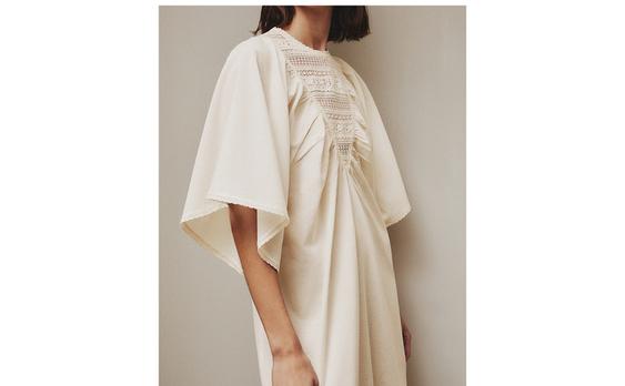 כותונת לילה עם עיטור תחרה בשרוולים