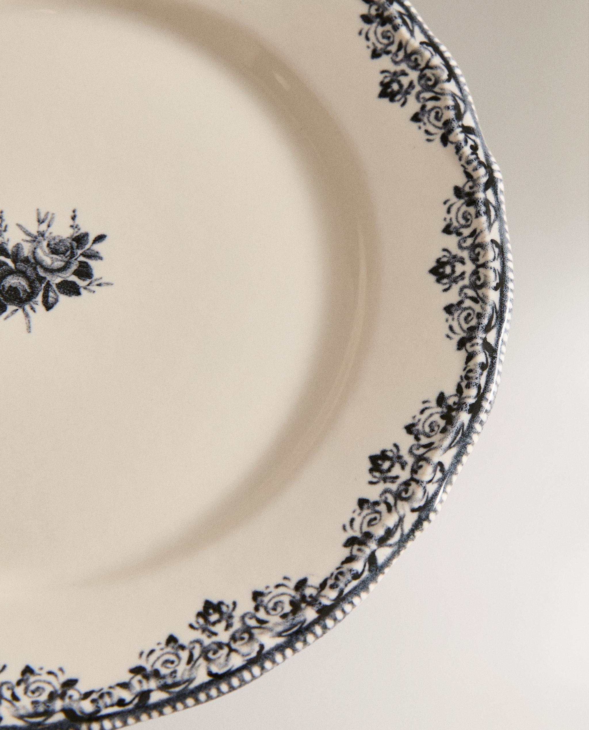 DESSERT PLATE WITH PLACEMENT DESIGN