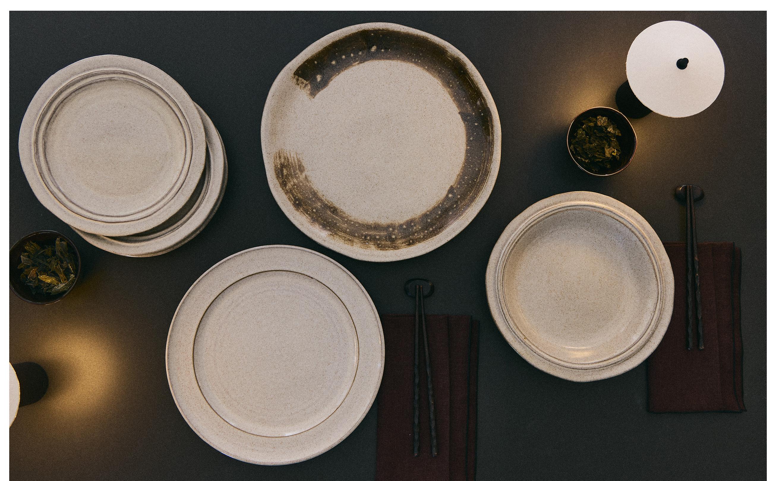 EARTHENWARE TABLEWARE WITH RAISED DESIGN