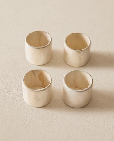 LOT DE ROND DE SERVIETTES EN NACRE (LOT DE 4) LOT DE ROND DE SERVIETTES EN NACRE (LOT DE 4)