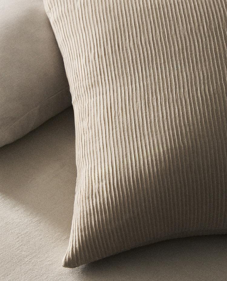 GATHERED QUILT CUSHION COVER GATHERED QUILT CUSHION COVER