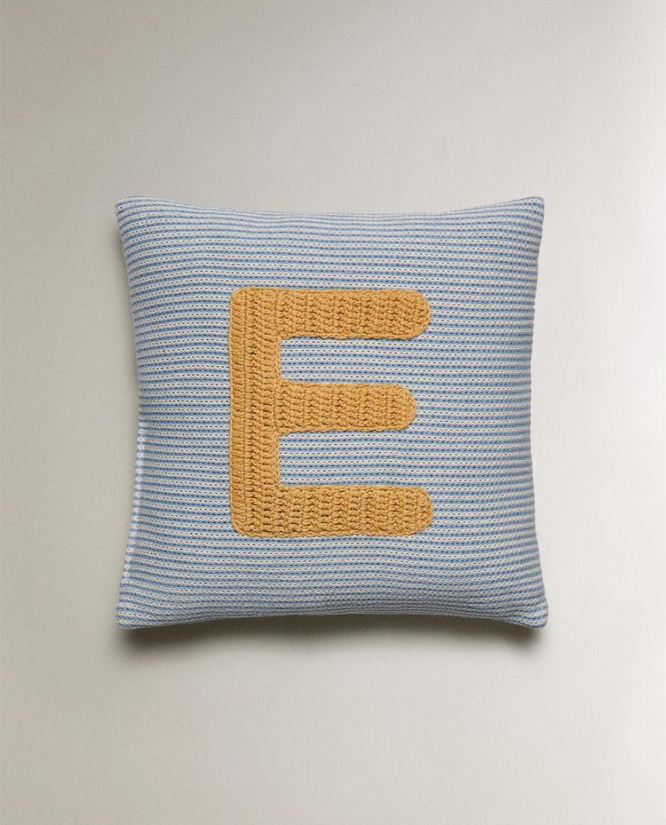 COUSSIN ENFANT BRODÉ LETTRE E