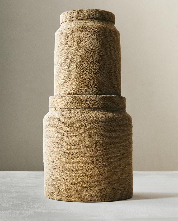 سلة من الأعشاب البحرية بغطاء سلة من الأعشاب البحرية بغطاء