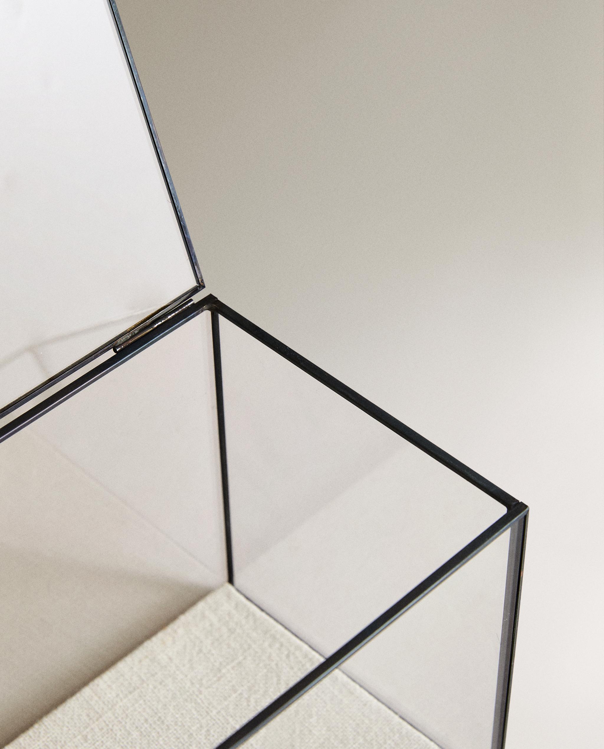 JEWELLERY BOX WITH BLACK METAL BORDER product thumbnail 4