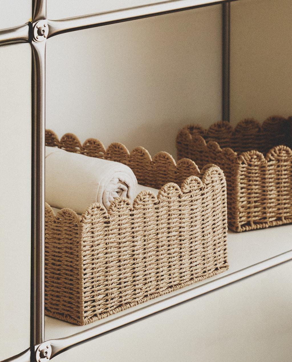 LITEN KORG MED VÅGFORMADE KANTER