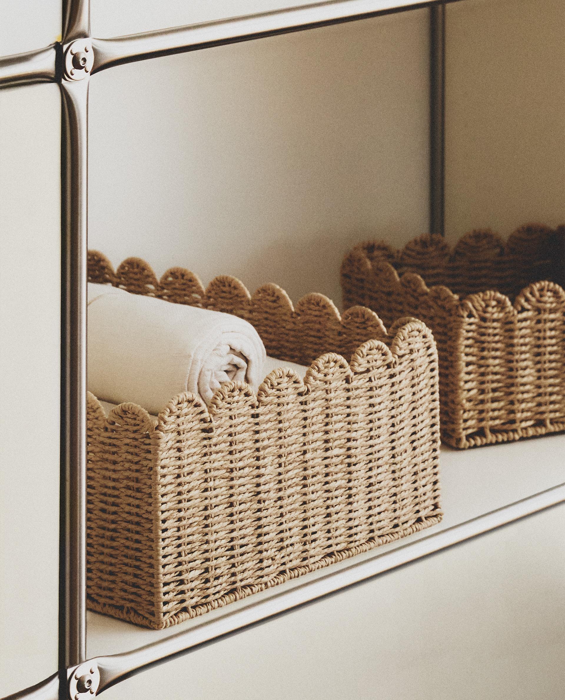 سلة صغيرة متموجة سلة صغيرة متموجة